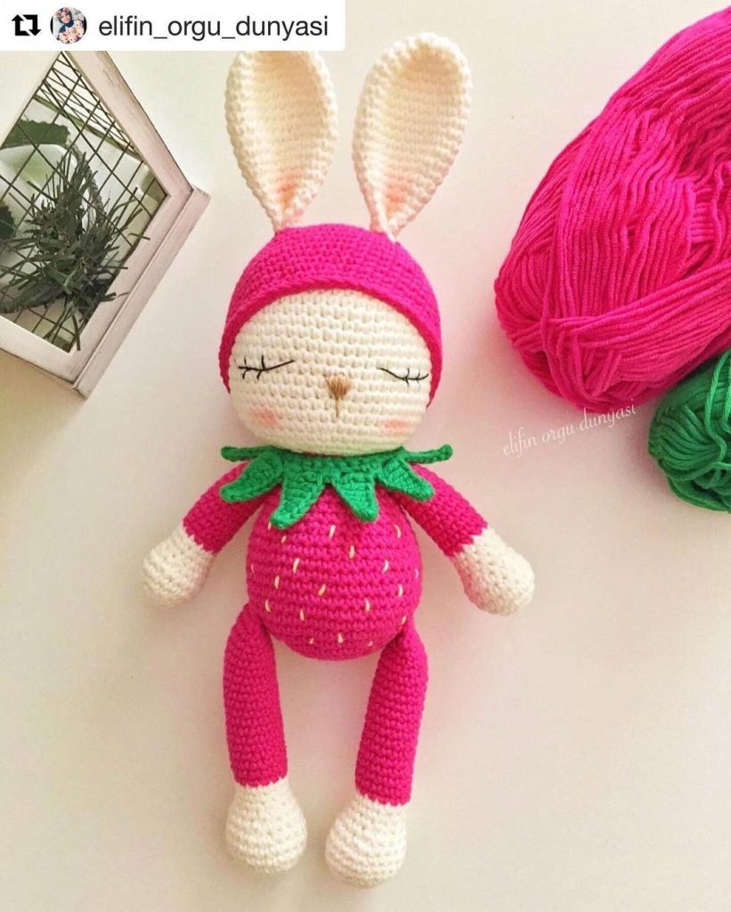 Uyuyan Çilek Tavşan amigurumi tarifi